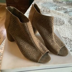 Women’s   Dress barn ,shoes like new beige size 9m